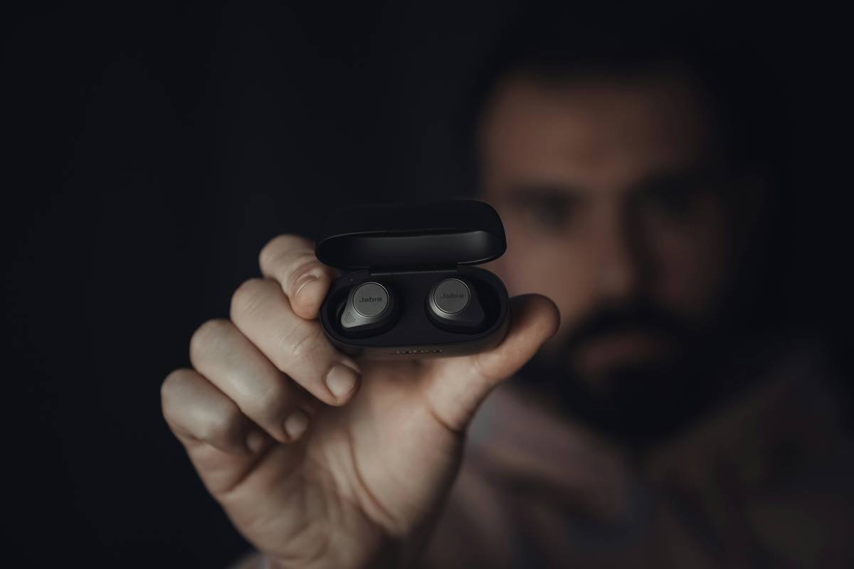 Close-up of male hand holding Jabra Elite 85t